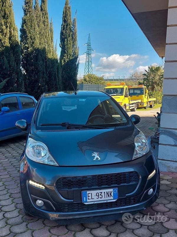 Usata Peugeot 107 Urban Move 68 CV (50 kW) 2012 Grigio Utilitaria
