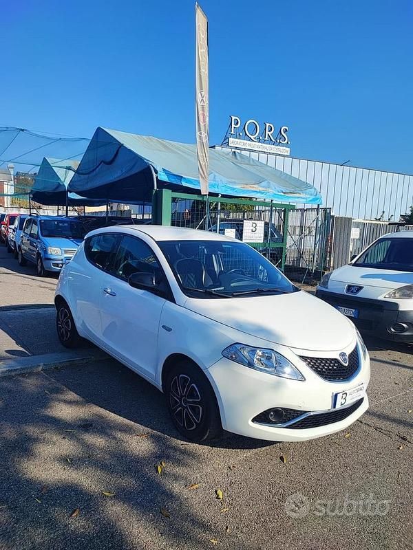 Usata Lancia Ypsilon Platinum 69 CV (50 kW) 2016 Bianco Utilitaria