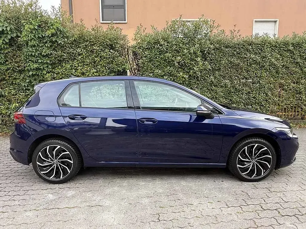 Usata VW Golf VIII Life 131 CV (96 kW) 2023 Blu / metallizzato Utilitaria