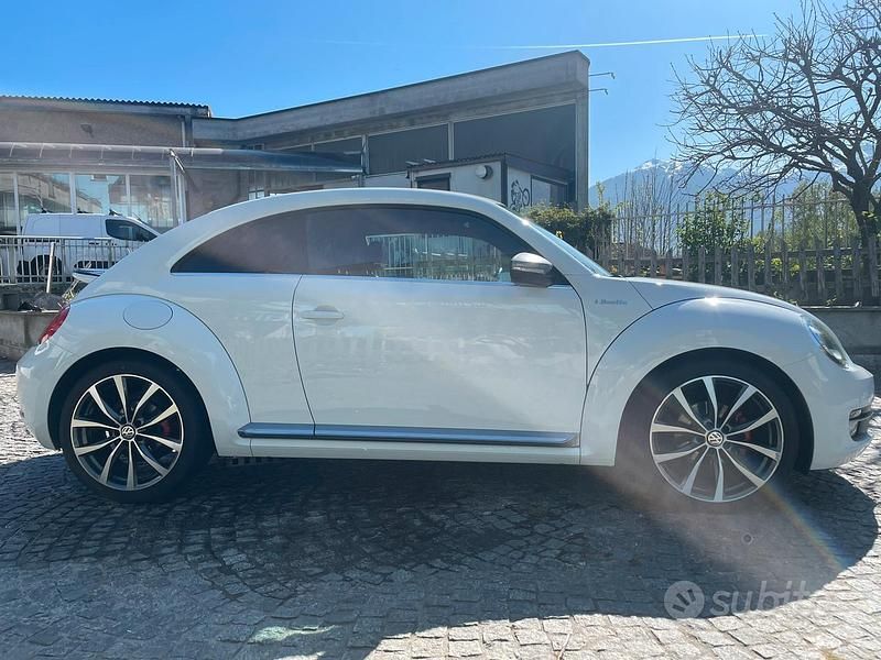 Usata VW Beetle 140 CV (102 kW) 2014 Bianco Utilitaria