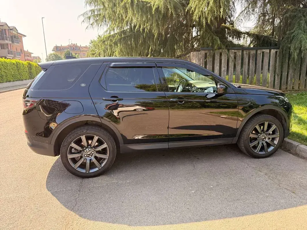 Begagnad Land Rover Discovery 5 R-Dynamic 150 HK (110 kW) 2021 Svart SUV