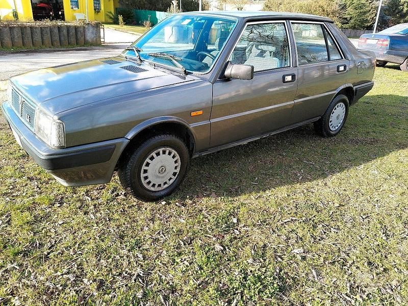 Usata Lancia Prisma 80 CV (58 kW) 1989 Grigio Berlina