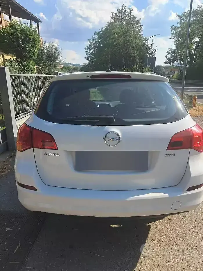 Usata Opel Astra 110 CV (80 kW) 2012 Bianco Station wagon