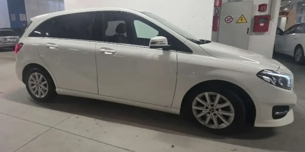 Usata Mercedes B180 Premium 122 CV (89 kW) 2018 Bianco Utilitaria