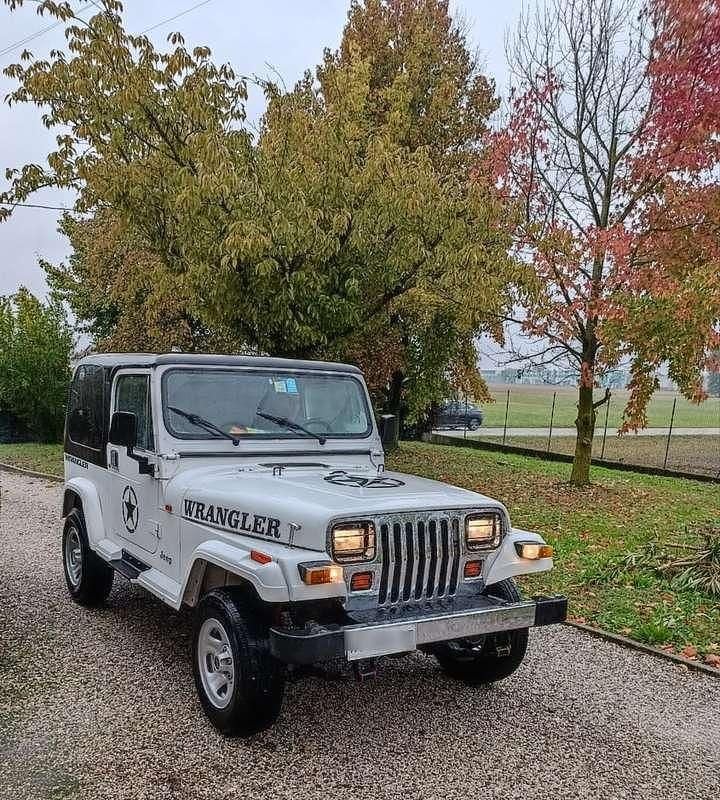 Usata Jeep Wrangler Laredo 103 CV (75 kW) 1989 Bianco SUV