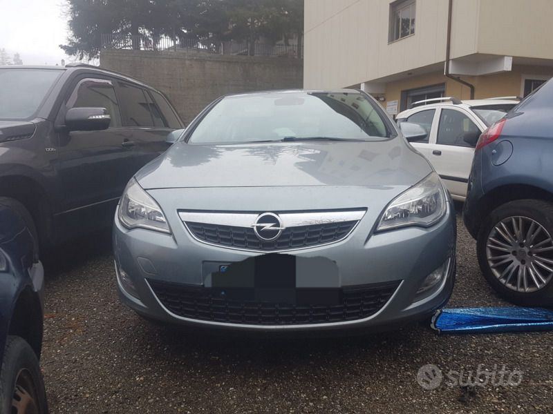 Grigio Usata 2010 Opel Astra Tre volumi | 4500 € (Cara) - Immagine 1/4