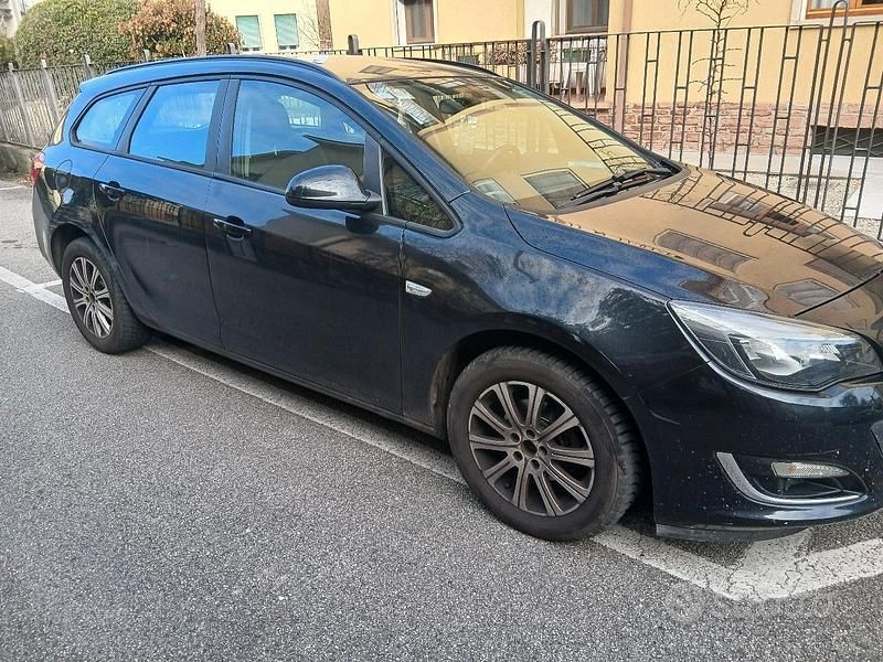 Usata Opel Astra 140 CV (102 kW) 2014 Nero Station wagon
