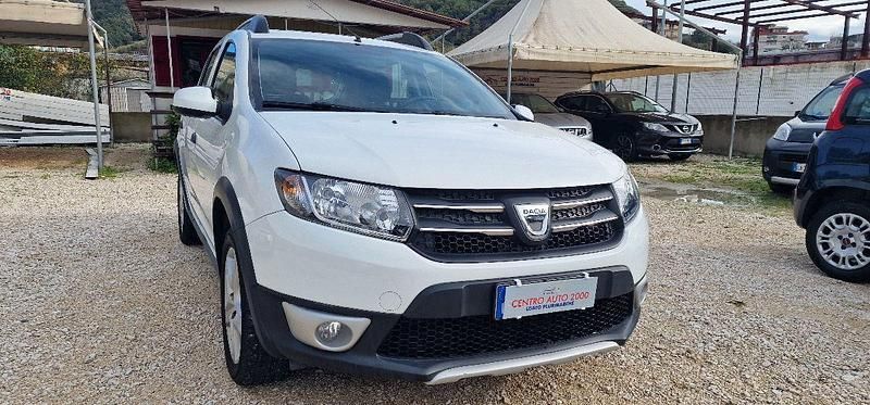 Bianco Usata 2015 Dacia Sandero Lauréate | 7500 € (Cara) - Immagine 1/4