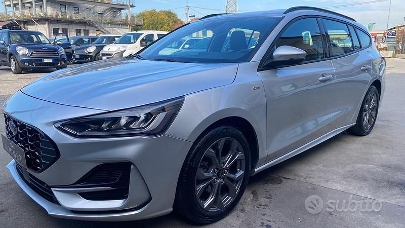 Grigio Usata 2022 Ford Focus ST-Line Station wagon | 18.999 € (Buon prezzo) - Immagine 1/4