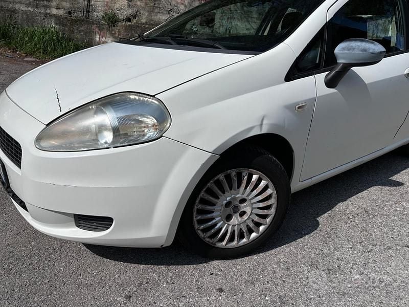 Usata Fiat Grande Punto Dynamic 65 CV (47 kW) 2008 Bianco Utilitaria