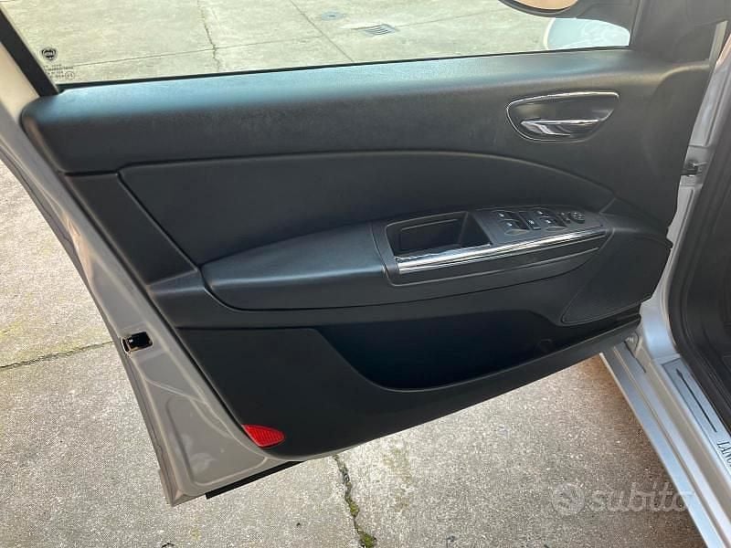 Begagnad Lancia Delta 120 HK (88 kW) 2014 Grå Halvkombi