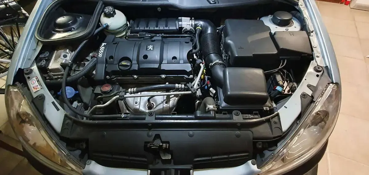 Usata Peugeot 206 CC 109 CV (80 kW) 2001 Argento Cabrio