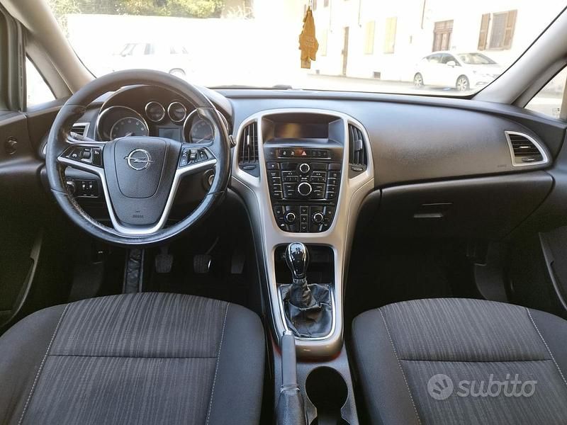 Usata Opel Astra 115 CV (84 kW) 2012 Grigio Berlina