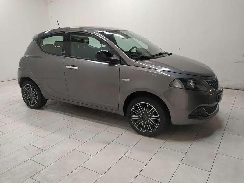 Usata Lancia Ypsilon Gold 70 CV (51 kW) 2021 Grigio pastello Utilitaria