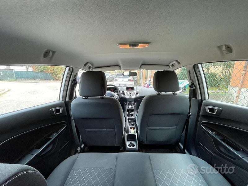 Usata Ford Fiesta 96 CV (70 kW) 2012 Bianco Utilitaria