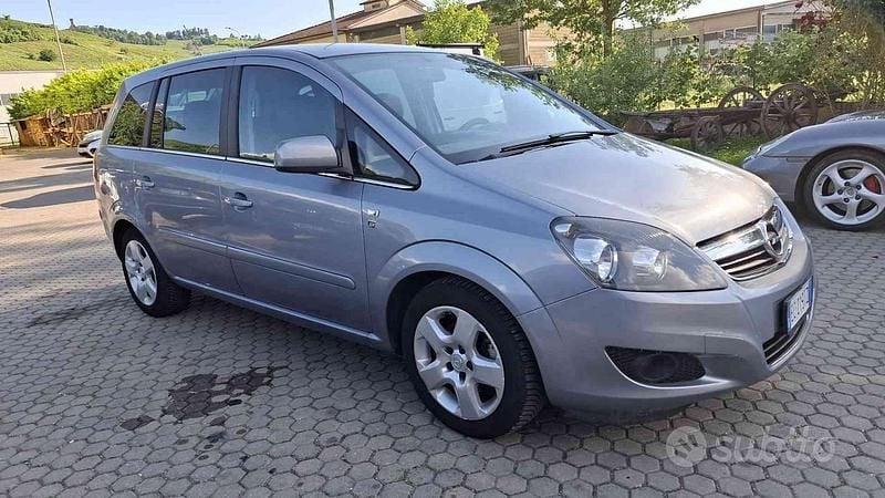 Grigio Usata 2010 Opel Zafira Monovolume | 4400 € (Buon prezzo) - Immagine 1/4
