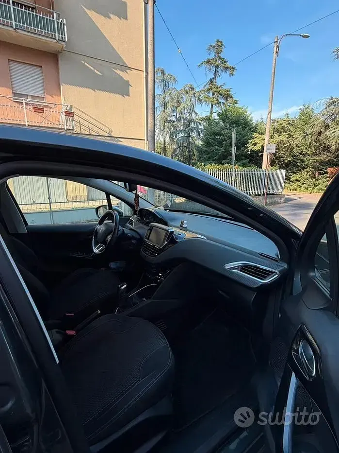 Usata Peugeot 208 82 CV (60 kW) 2017 Nero Utilitaria