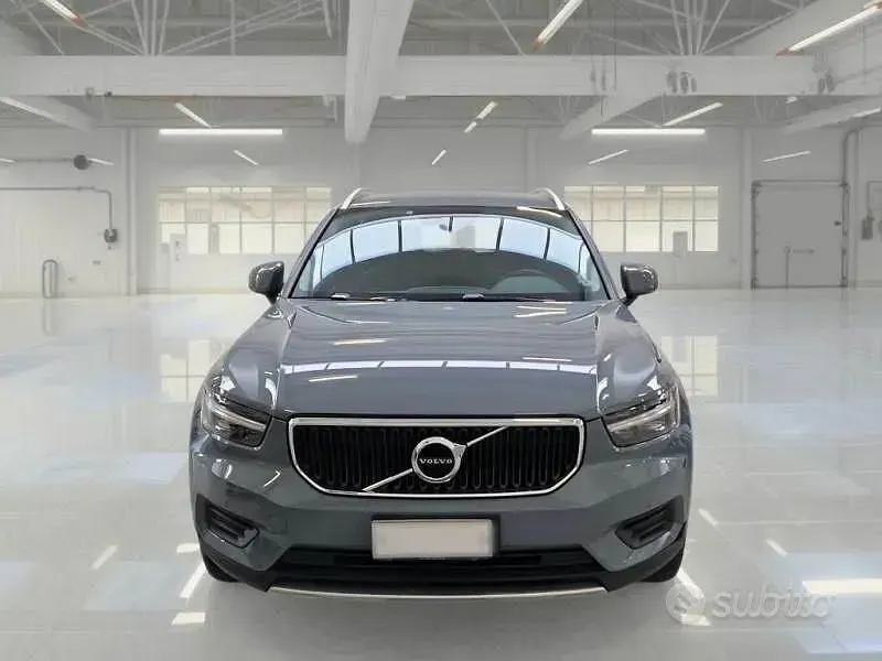 Usata Volvo XC40 Momentum 163 CV (119 kW) 2022 Grigio SUV