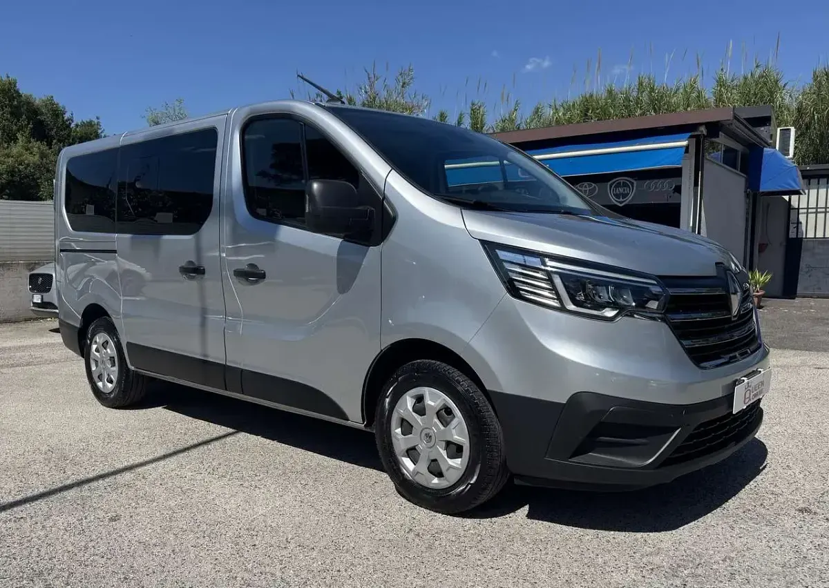 Usata Renault Trafic 150 CV (110 kW) 2023 Argento Monovolume
