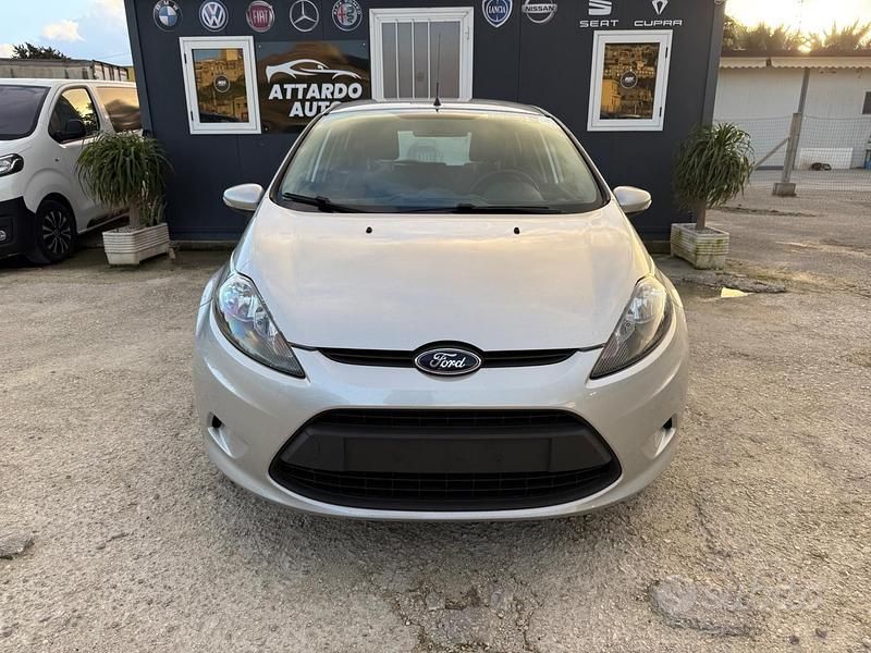 Usata Ford Fiesta Titanium 95 CV (69 kW) 2012 Grigio Berlina