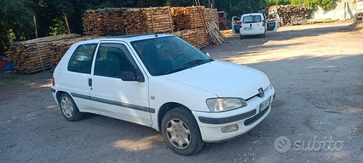 Usata Peugeot 106 57 CV (41 kW) 2001 Bianco Utilitaria