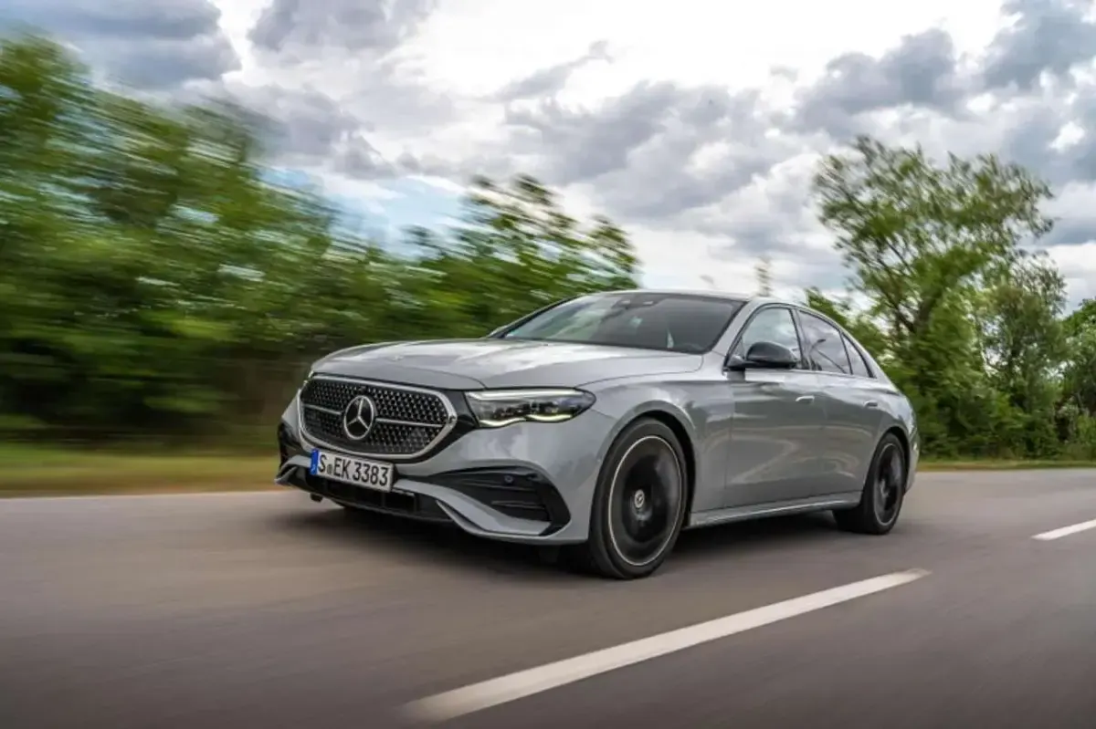 Usata Mercedes E200 AMG Line Premium 204 CV (150 kW) 2024 Argento Berlina