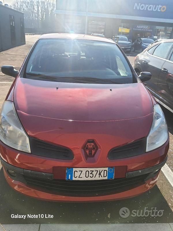 Gebraucht Renault Clio II 75 PS (55 kW) 2005 Rot Limousine