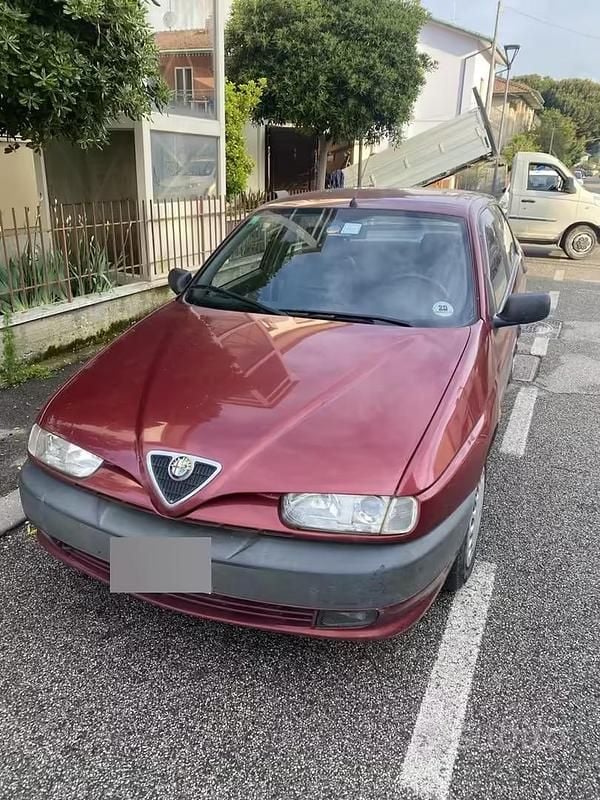 Usata Alfa Romeo 146 103 CV (75 kW) 1995 Rosso Utilitaria