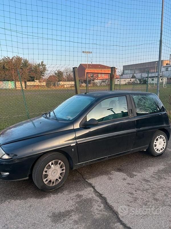 Usata Lancia Ypsilon 80 CV (58 kW) 2001 Nero Utilitaria