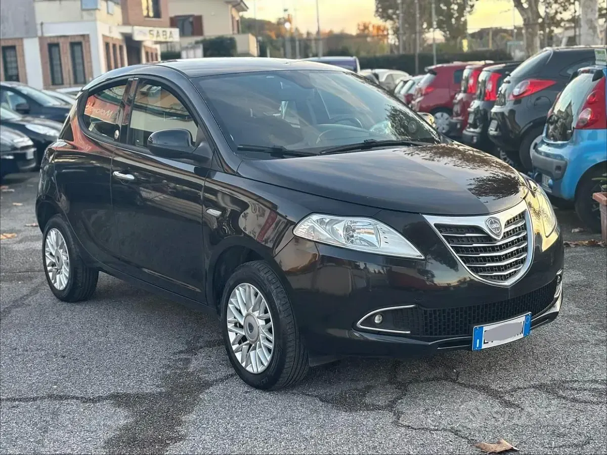 Gebraucht Lancia Ypsilon 80 PS (58 kW) 2014 Schwarz Kleinwagen