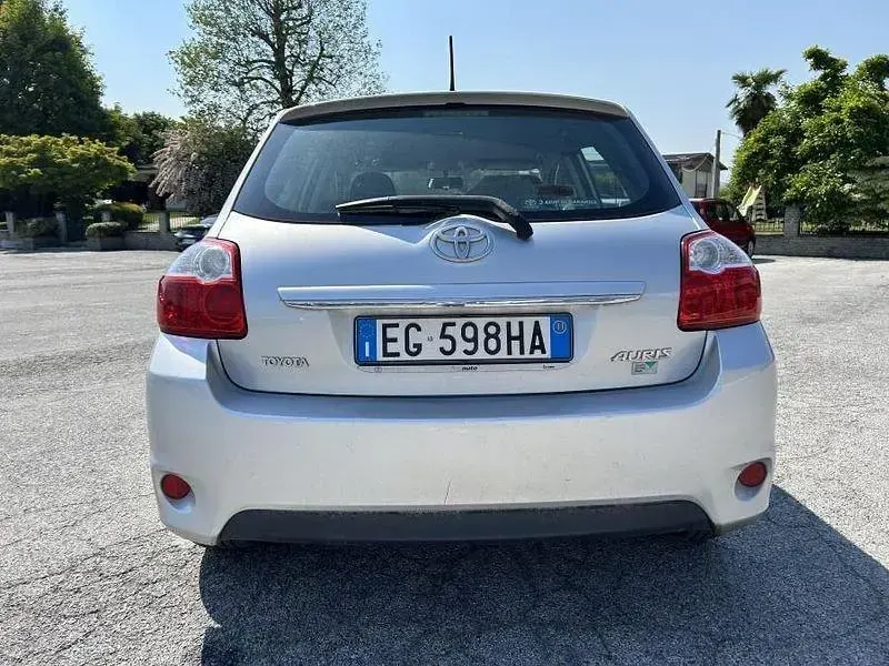 Usata Toyota Auris Sol 90 CV (66 kW) 2011 Argento Utilitaria