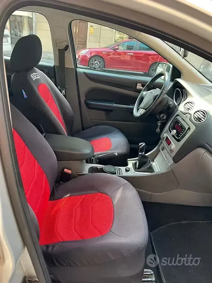 Usata Ford Focus 115 CV (84 kW) 2010 Grigio Station wagon