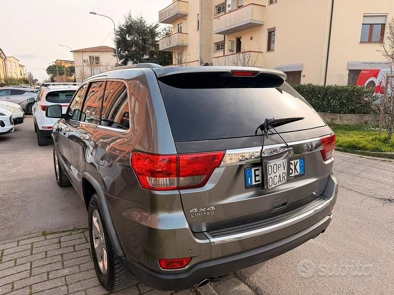 Usata Jeep Grand Cherokee Overland 241 CV (177 kW) 2011 Grigio SUV