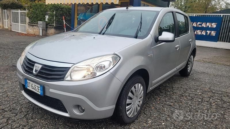 Grigio Usata 2010 Dacia Sandero Tre volumi | 3500 € (Buon prezzo) - Immagine 1/4