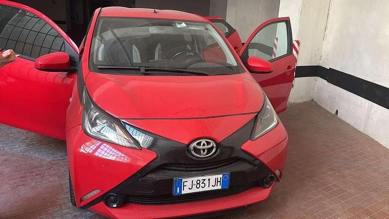Rosso Usata 2017 Toyota Aygo X-cite Due volumi | 8000 € (Ottimo prezzo) - Immagine 1/4