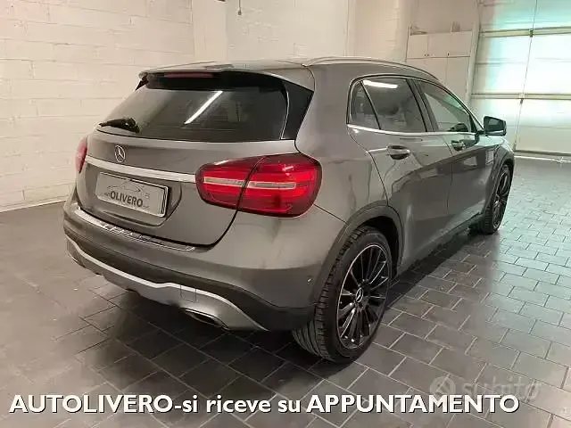 Usata Mercedes GLA180 122 CV (89 kW) 2017 Grigio SUV