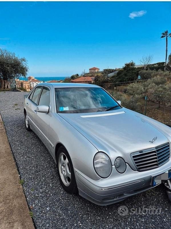 Usata Mercedes E200 186 CV (136 kW) 2000 Grigio Berlina