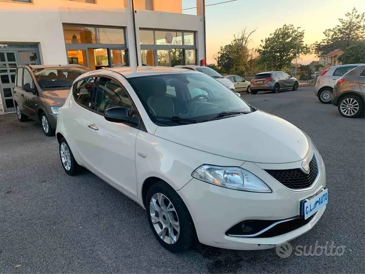 Usata Lancia Ypsilon 95 CV (69 kW) 2016 Beige Utilitaria
