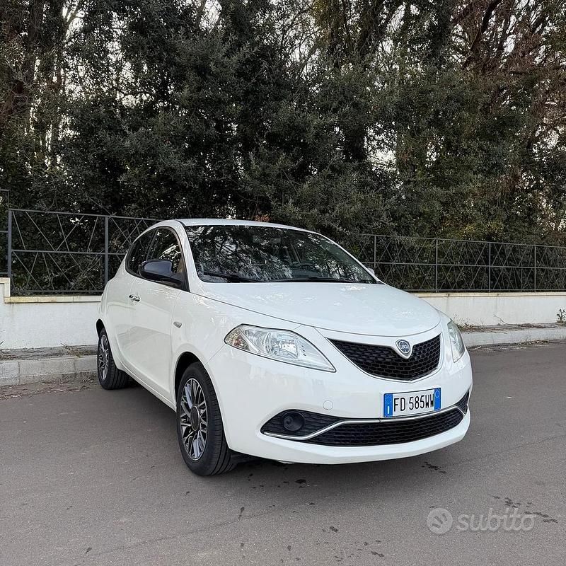 Usata Lancia Ypsilon Gold 69 CV (50 kW) 2016 Bianco Utilitaria