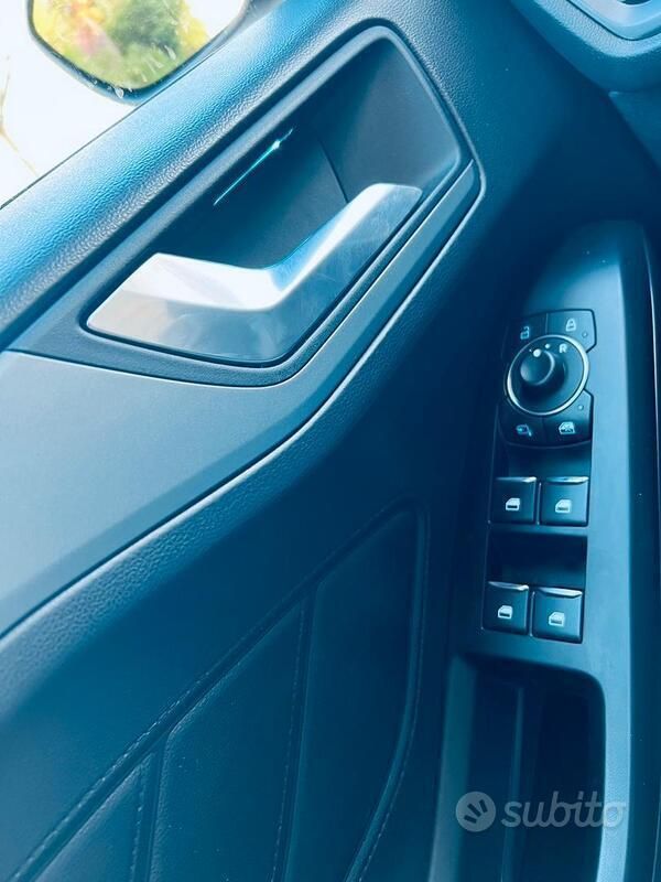 Usata Ford Focus ST-Line 125 CV (91 kW) 2023 Grigio Utilitaria