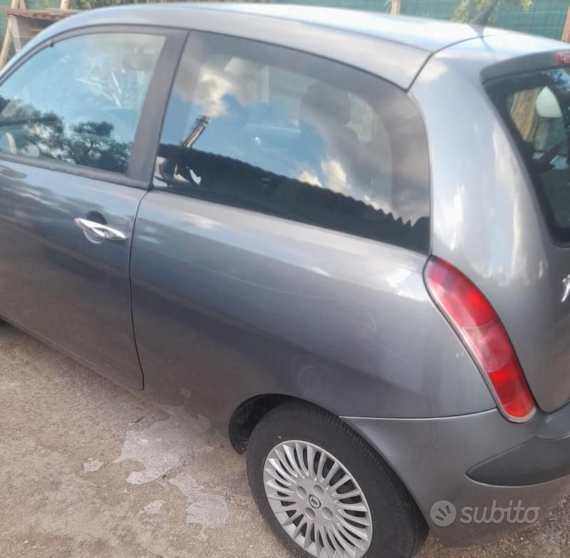 Usata Lancia Ypsilon 60 CV (44 kW) 2005 Grigio Utilitaria