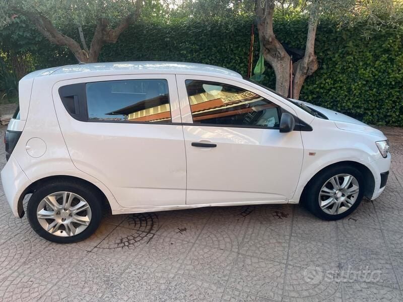 Usata Chevrolet Aveo 69 CV (50 kW) 2012 Bianco Utilitaria