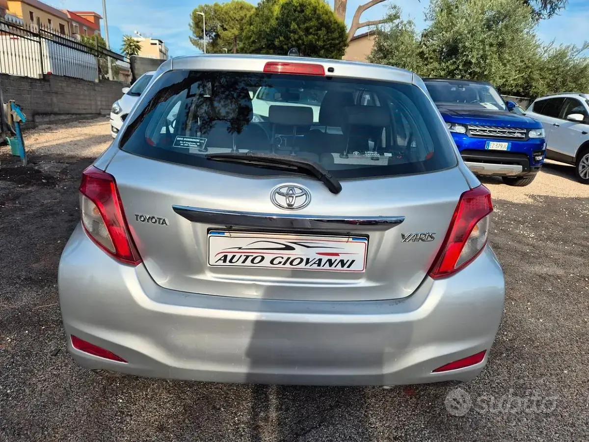 Usata Toyota Yaris Lounge 90 CV (66 kW) 2012 Grigio Utilitaria