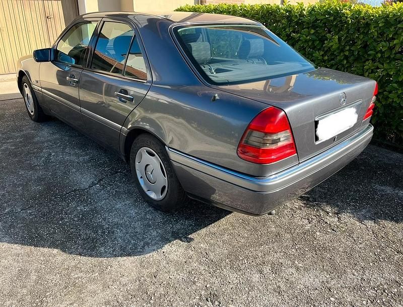 Usata Mercedes C220 Elegance 95 CV (69 kW) 1995 Marrone Berlina