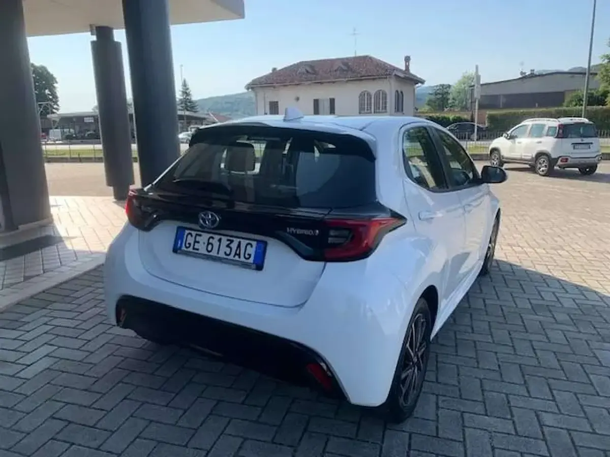 Usata Toyota Yaris Hybrid Trend 116 CV (85 kW) 2021 Bianco Berlina