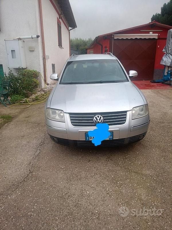 Grigio Usata 2001 VW Passat Station wagon | 2000 € - Immagine 1/4