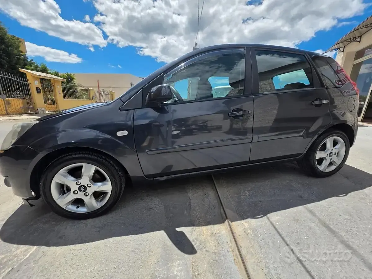 Usata Ford Fiesta 68 CV (50 kW) 2007 Grigio Utilitaria