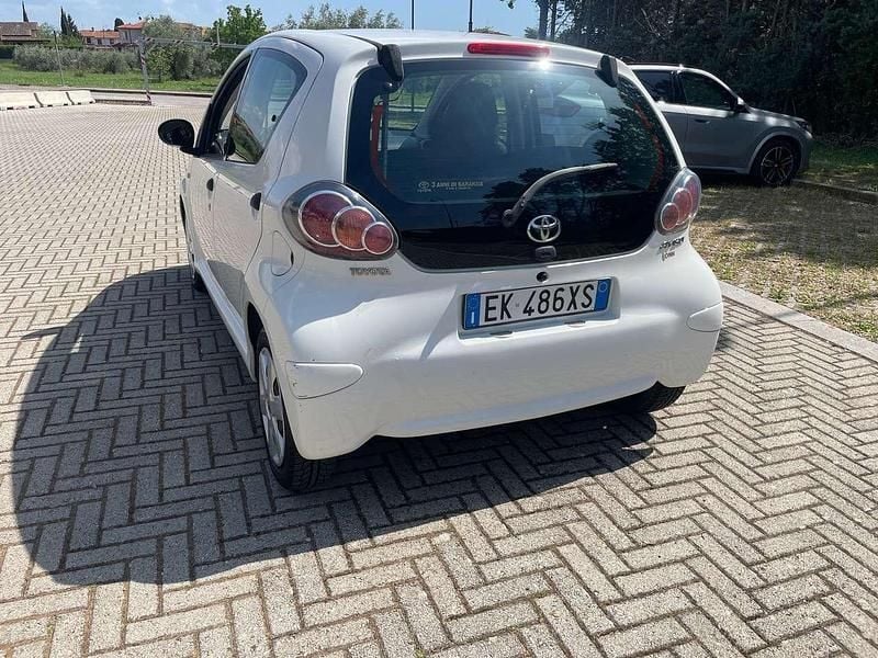 Usata Toyota Aygo Connect Style 68 CV (50 kW) 2012 Bianco Utilitaria