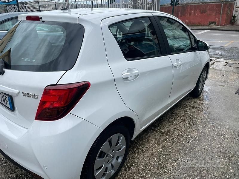 Usata Toyota Yaris Active 69 CV (50 kW) 2015 Bianco Utilitaria