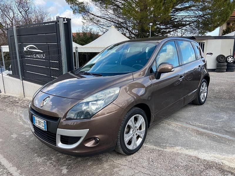 Usata Renault Scénic III Luxe 110 CV (80 kW) 2010 Marrone Monovolume